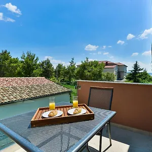 Cascada With Private Jacuzzi And Private Parking Vila